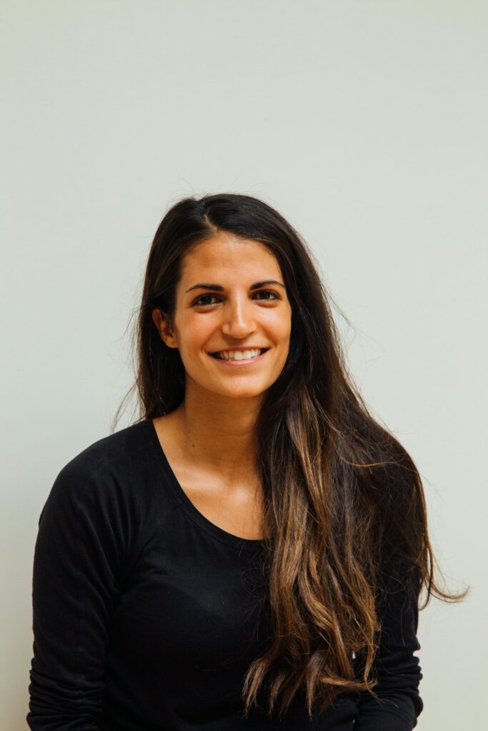 Fernanda Alves, leitora da Glowvy Beauty com pele sensível que transformou sua rotina com skincare vegano e ingredientes naturais amazônicos