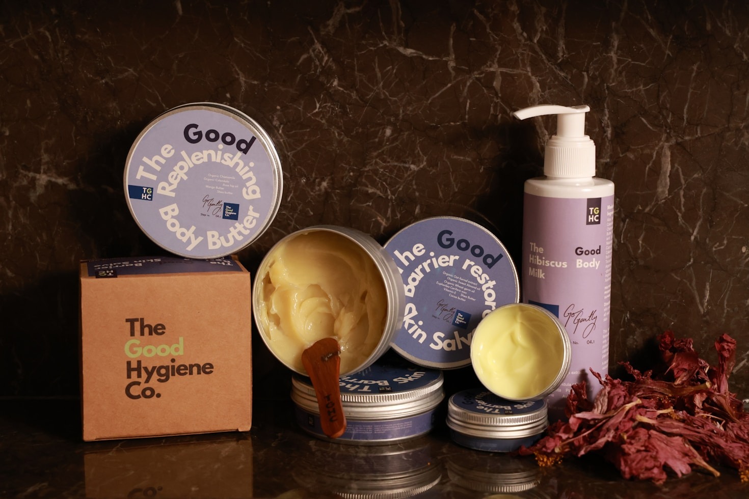 Mesa com produtos de skincare vegano organizados para rotina matinal com soro hidratante e protetor solar natural
