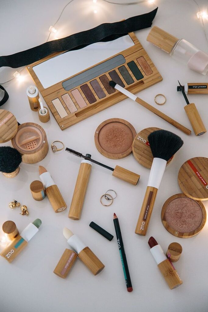Produtos de maquiagem vegana organizados em flatlay com paleta de cores naturais e embalagens cruelty-free para iniciantes