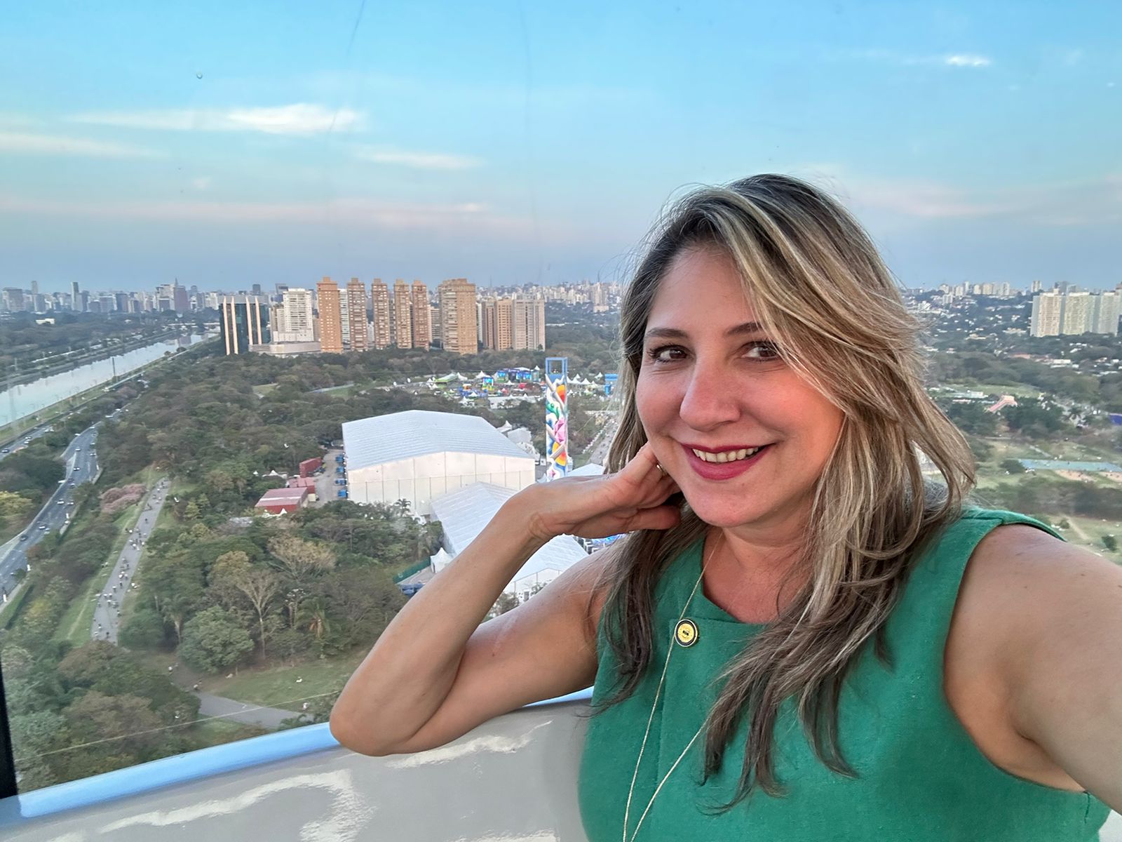 Liliane Gomes, leitora da Glowvy Beauty que fez a transição para maquiagem vegana cruelty-free em Belo Horizonte MG